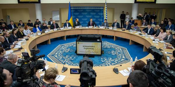 Постійні зміни до законодавства – це спроба бігати між краплями. Місцеве самоврядування має захищати «парасолька конституційних змін»: у Дніпрі говорили про децентралізацію