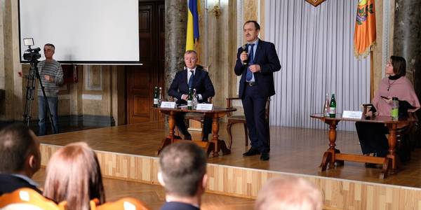 «Будуємо нову матрицю розвитку успішної модерної України». Буковина та Івано-Франківщина обговорили зміни до Конституції