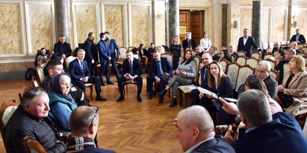 «Хто довго роздумує, не обов’язково знаходить краще рішення», - В’ячеслав Негода зустрівся з представниками громад Буковини