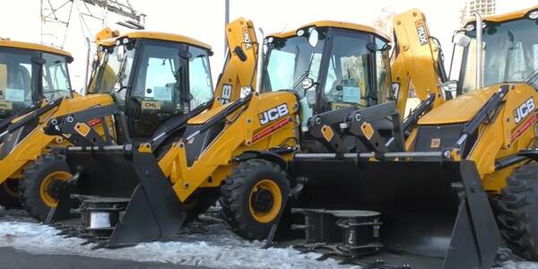 20 громад отримали екскаватори-навантажувачі від Проєкту USAID «ГОВЕРЛА»

