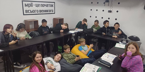 «Такі місця стають улюбленими для дітей». Як у Сухополовʼянській громаді відремонтували шкільне укриття