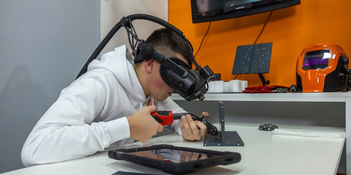 Дівчата за кермом трактора, хлопці – за швейною машинкою. Як Бровари долають освітній дисбаланс та вчать дітей обирати фах до душі