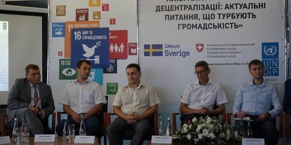 Донбас дискутував про децентралізацію на лінії зіткнення