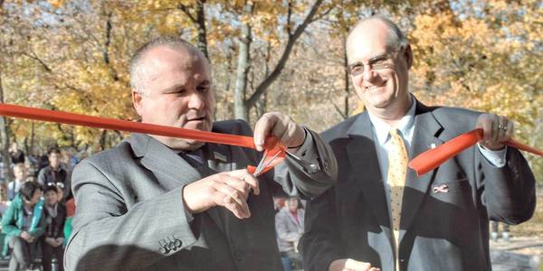 У Бобринецькій громаді відкрили майданчик з мобільною сценою