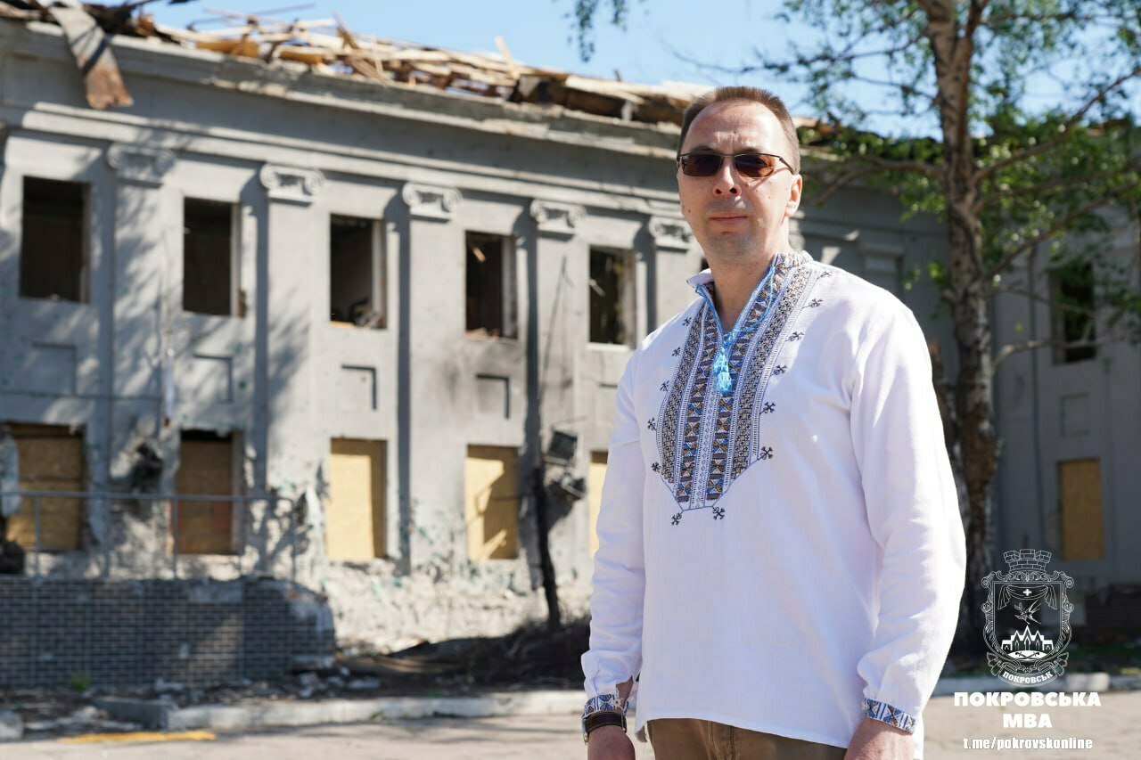 Начальник Покровської військової адміністрації Сергій Добряк поруч зі зруйнованим корпусом Індустріального інституту Донецького національного технічного університету