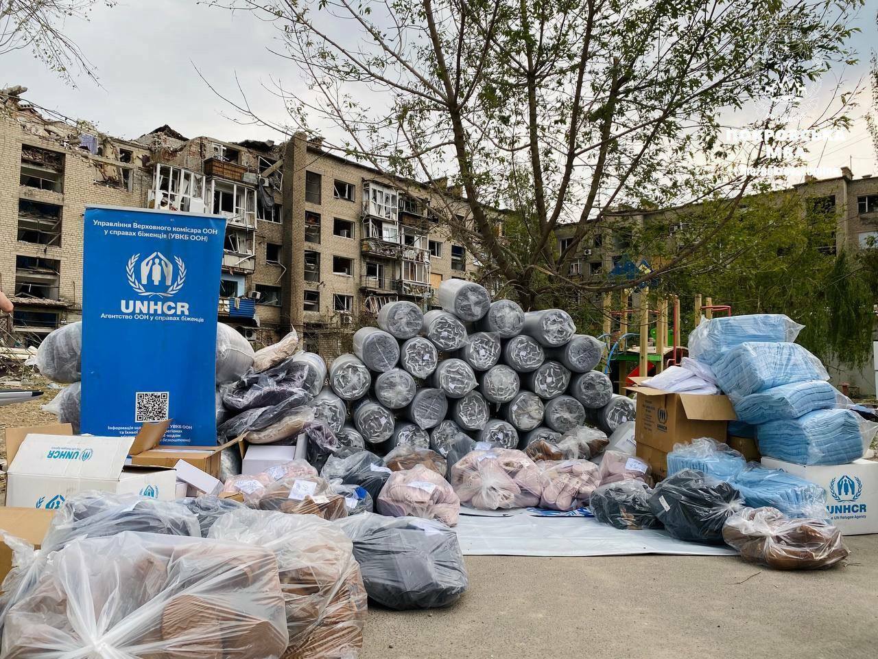 Гуманітарна допомога від Агентства ООН у справах біженців UNHCR, розвантажена коло понівеченого росіянами будинку на вул. Центральній у Покровську