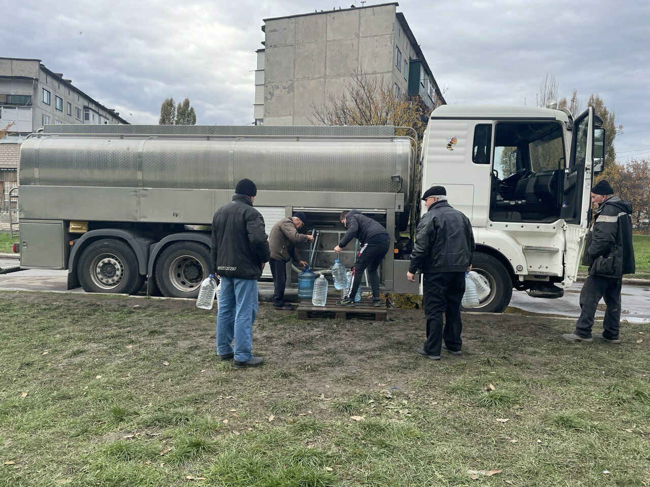 Покровські комунальники розвозять мешканцям воду