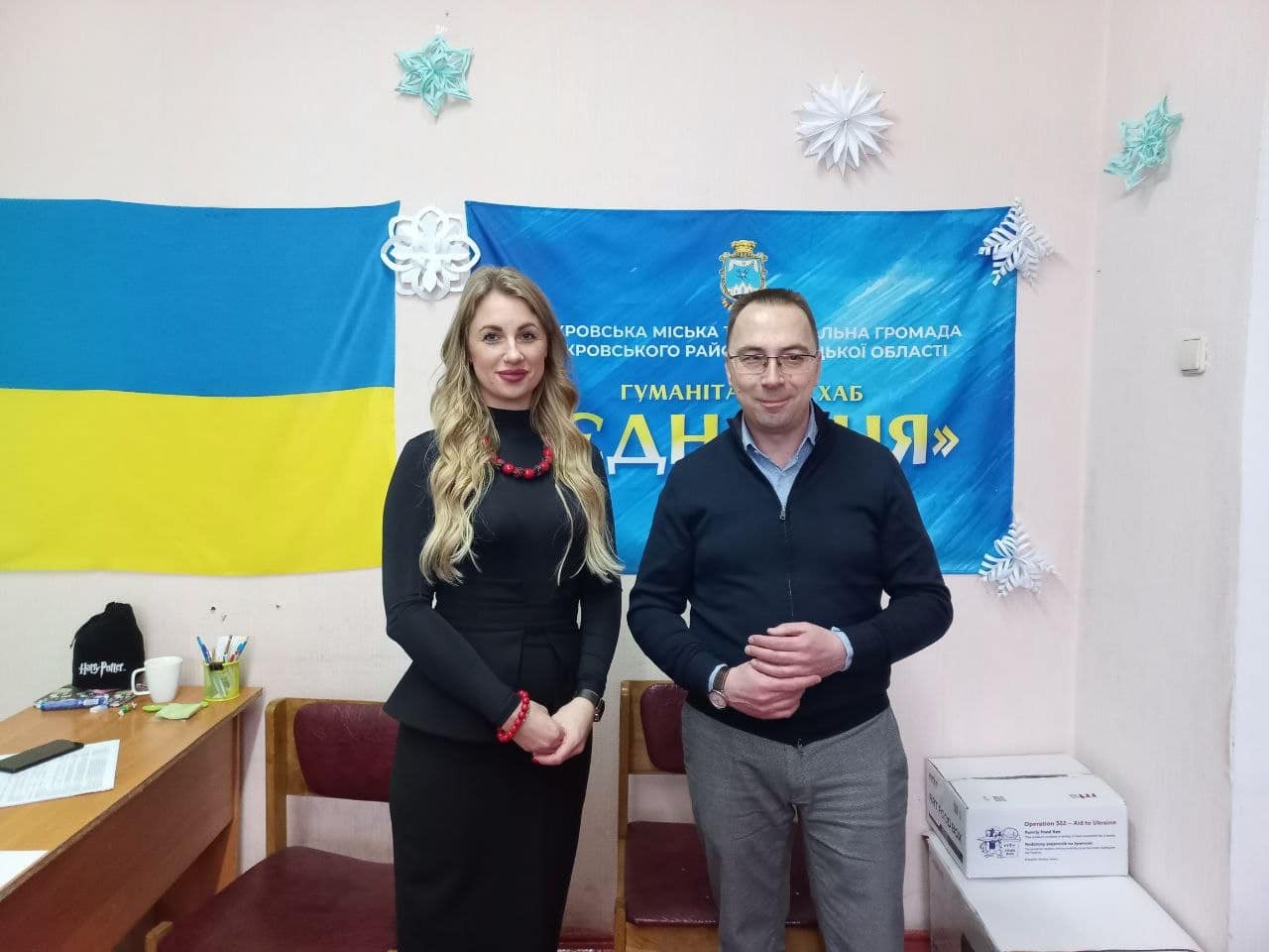 Сергій Добряк разом із керівницею гуманітарного хабу «Єднання» у місті Кропивницький Ольгою Гребеньковою