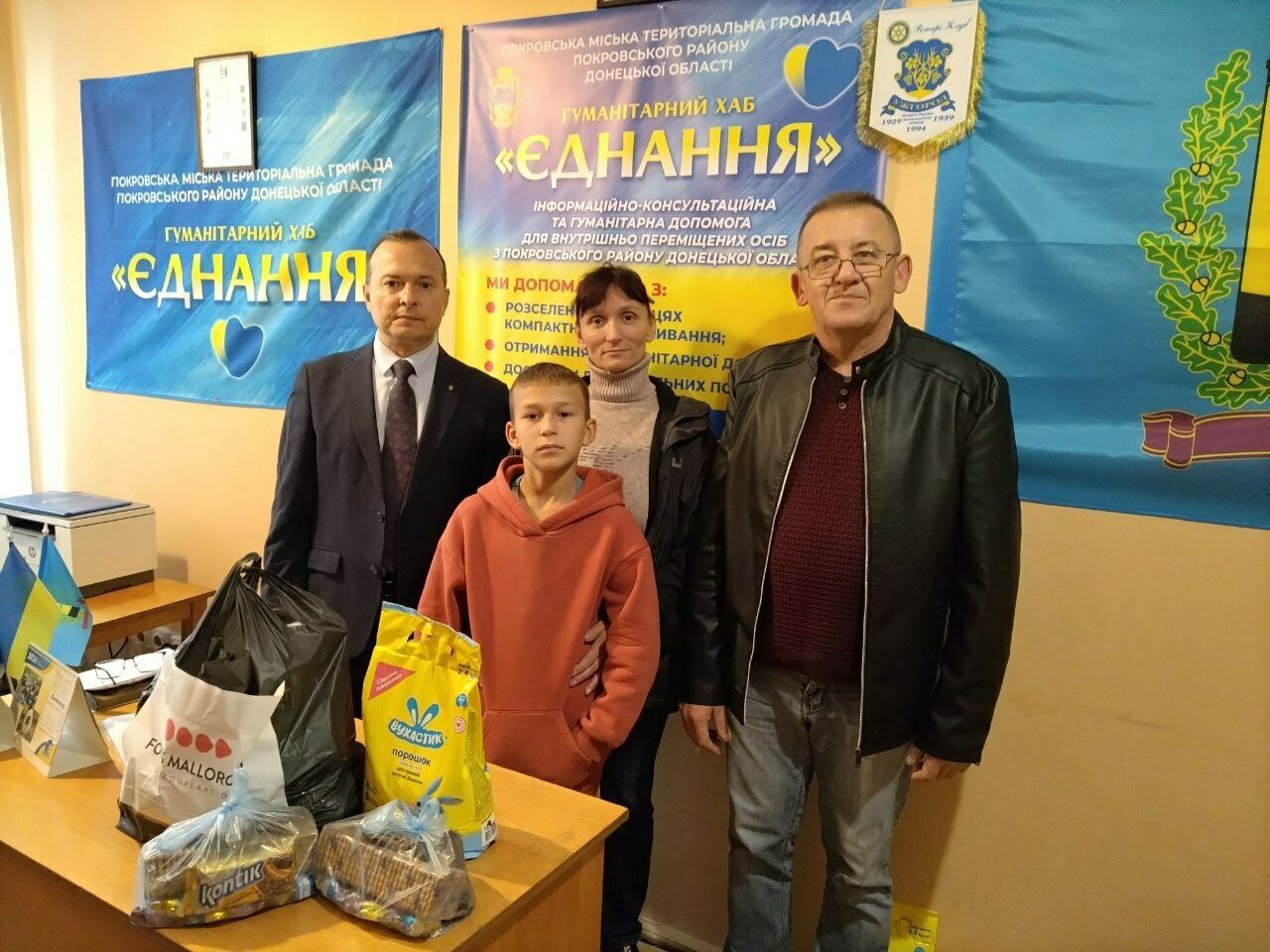 Керівник гуманітарного хабу «Єднання» у місті Хуст Віктор Грицак разом із евакуйованими покровчанами