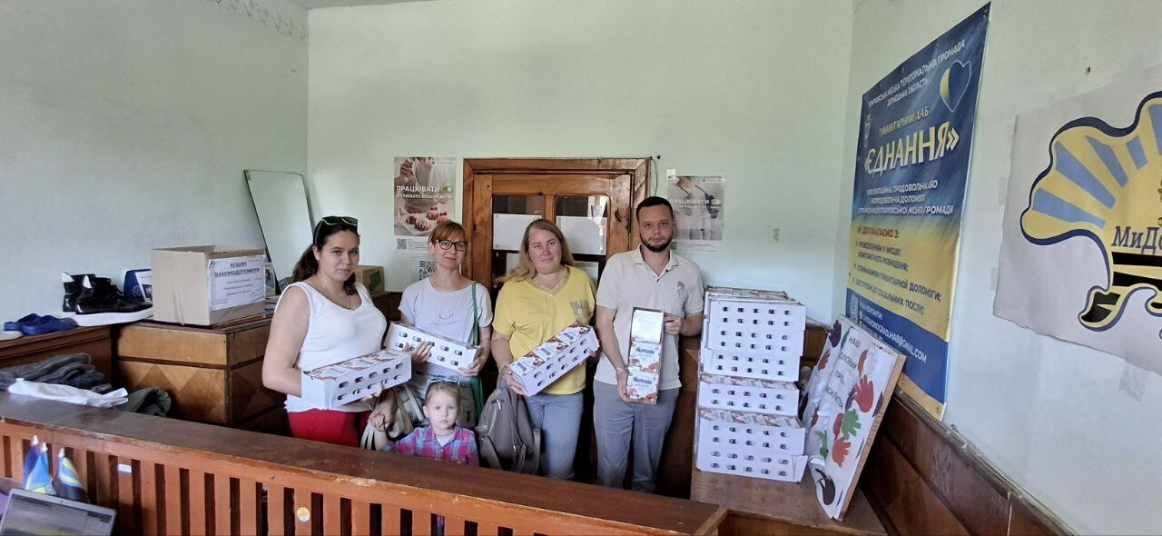 Керівник гуманітарного хабу «Єднання» у місті Шептицький Дмитро Шинкар разом із евакуйованими покровчанами Керівник гуманітарного хабу «Єднання» у місті Шептицький Дмитро Шинкар разом із евакуйованими покровчанами