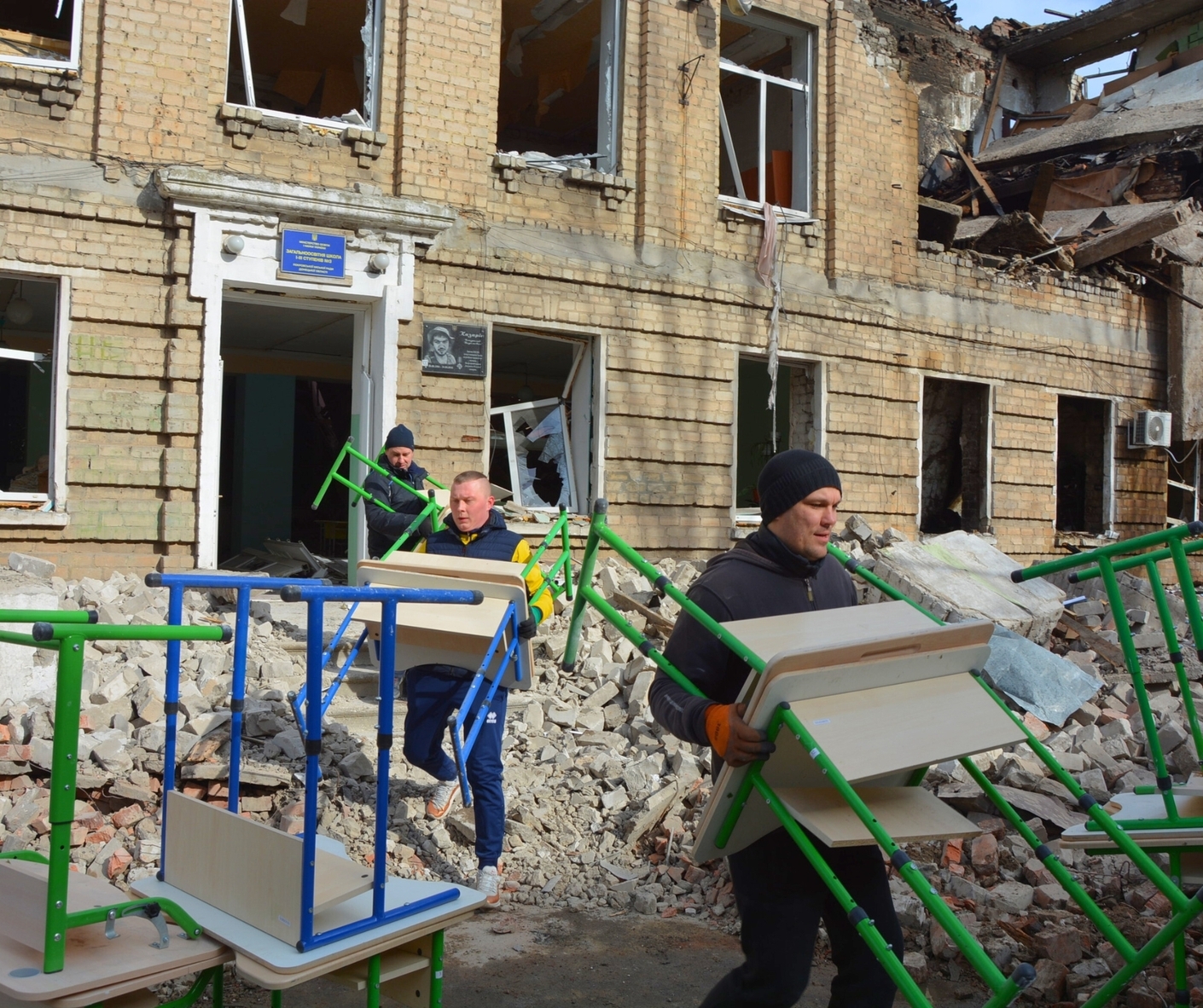 Евакуація меблів з розбомбленої Покровської школи