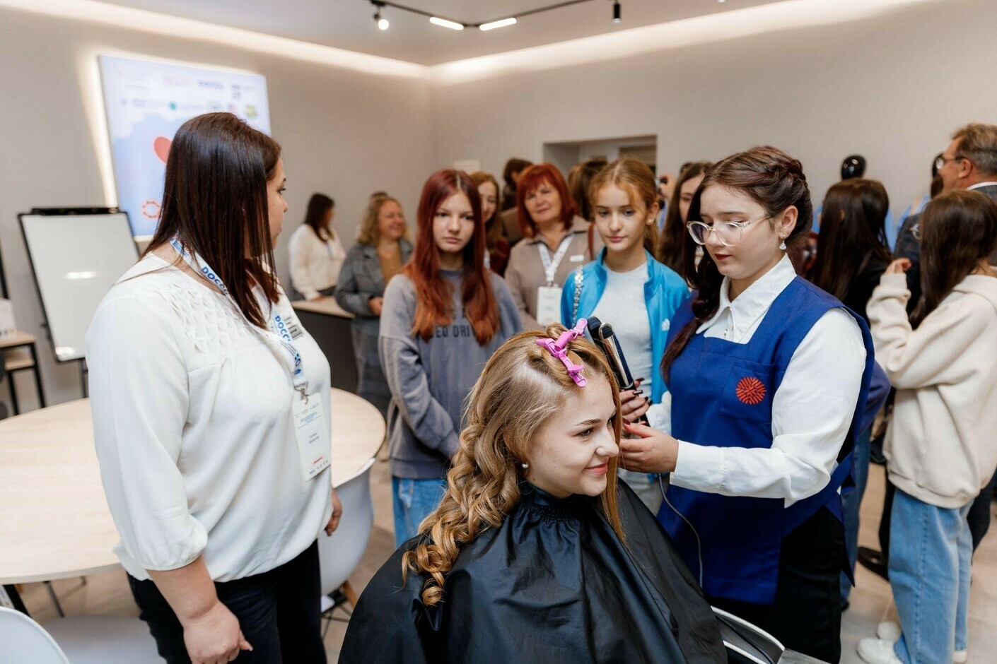 Студентки профтеху навчають школярів у профорієнтаційному хабі Студентки профтеху навчають школярів у профорієнтаційному хабі