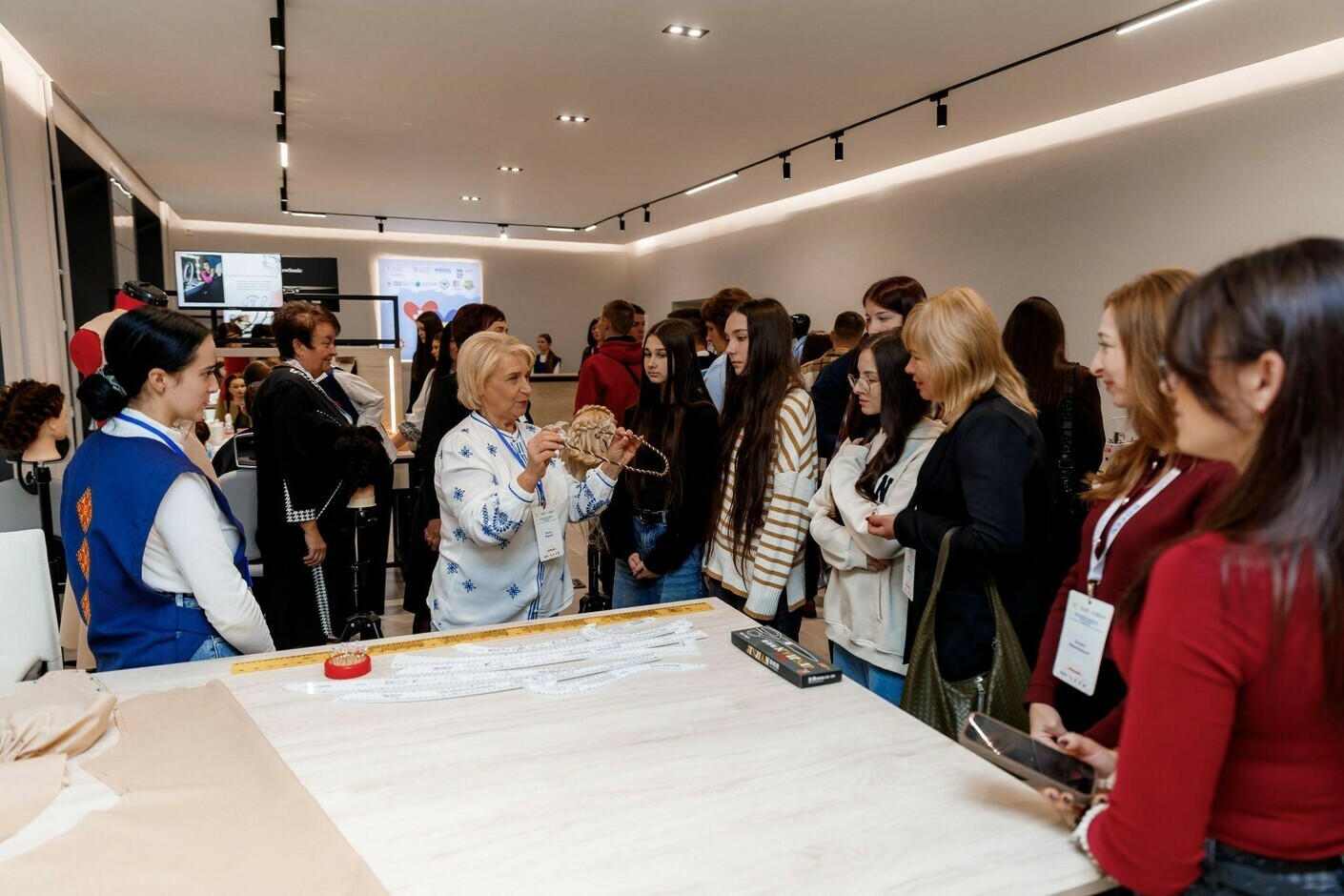 Студентка та майстриня виробничого навчання профтеху розповідають про свою роботу школярам у хабі Студентка та майстриня виробничого навчання профтеху розповідають про свою роботу школярам у хабі