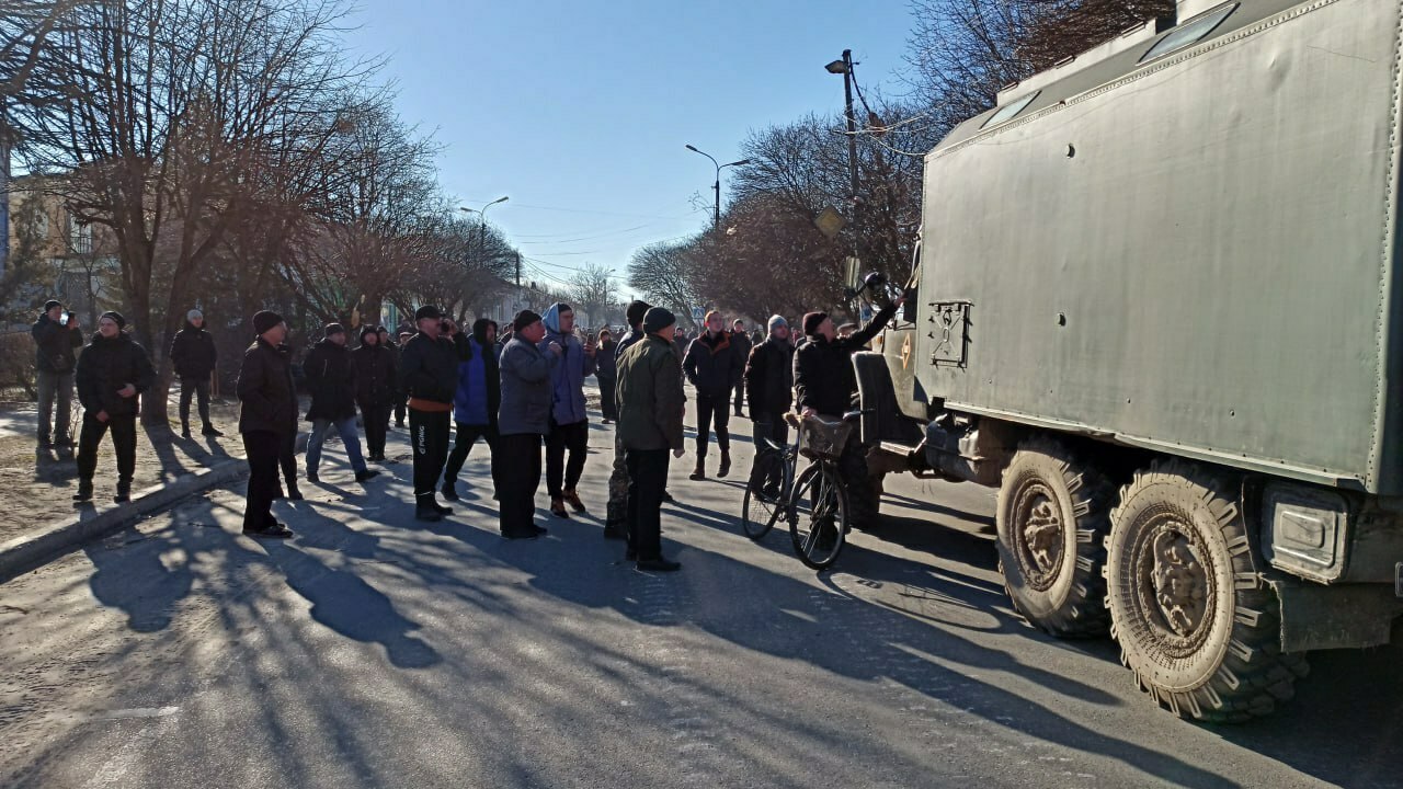 Під час окупації українці зупиняли ворожу техніку голими руками Під час окупації українці зупиняли ворожу техніку голими руками