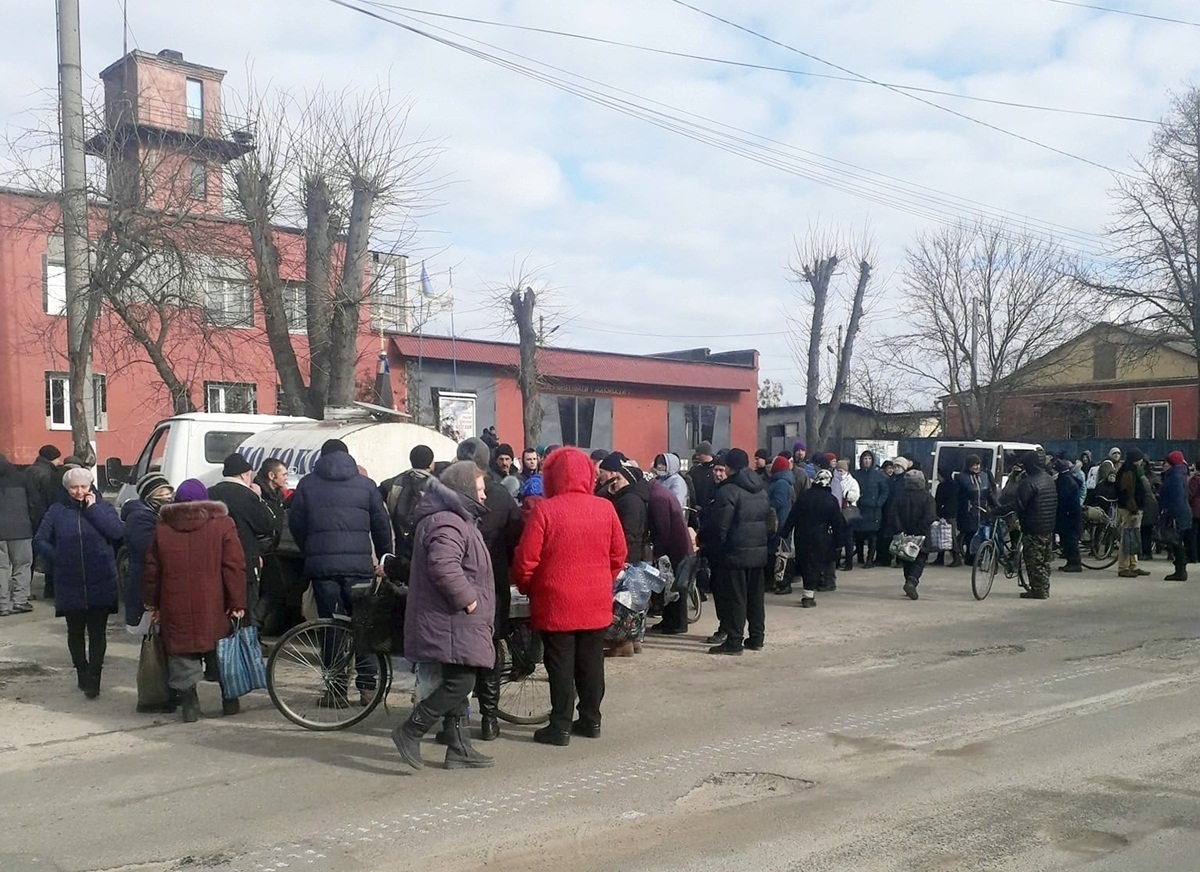 Черга за молоком у Городні під час окупації Черга за молоком у Городні під час окупації