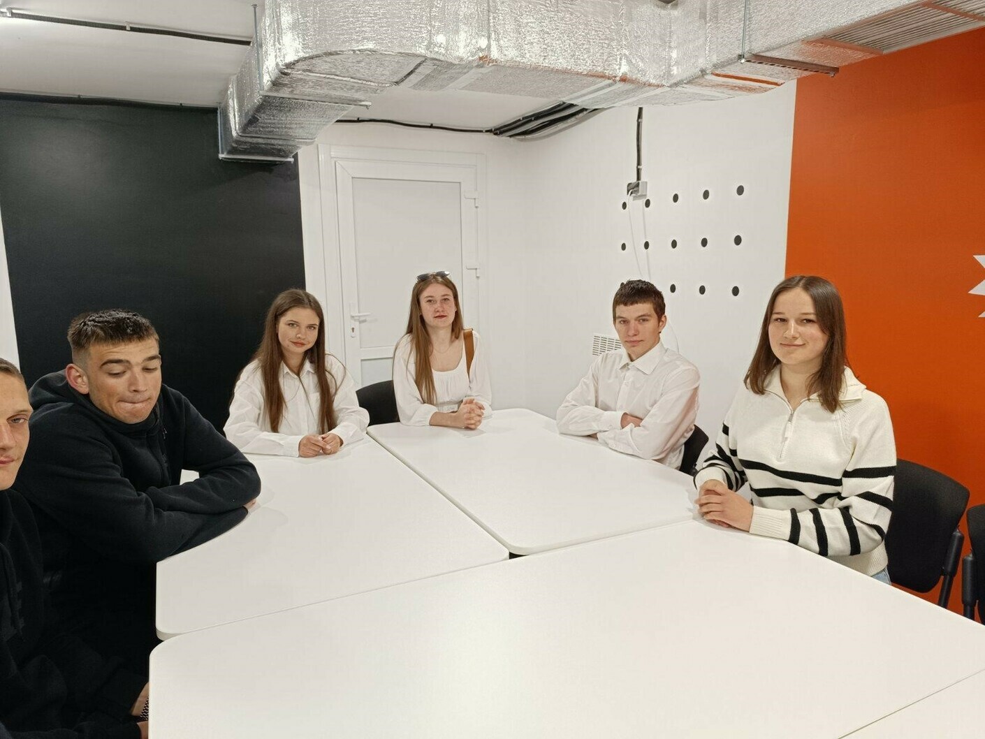 Учні й учениці в укритті Учні й учениці в укритті