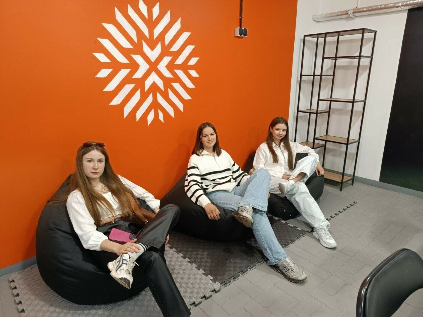 Учні й учениці в укритті Учні й учениці в укритті