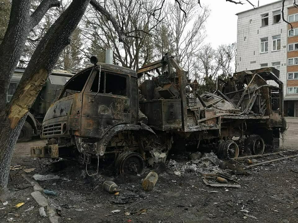 Знищена техніка командного пункту 1-ї танкової армії росії біля будівлі Тростянецької міської ради Знищена техніка командного пункту 1-ї танкової армії росії біля будівлі Тростянецької міської ради