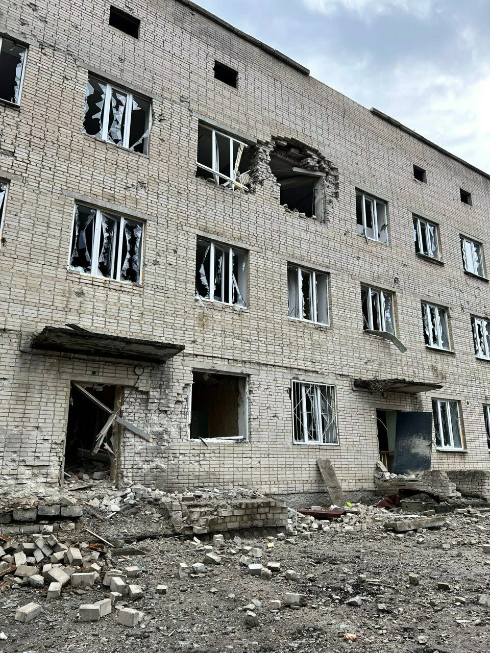 Знищена російськими танками 22 березня 2022 року поліклініка Тростянецької міської лікарні Знищена російськими танками 22 березня 2022 року поліклініка Тростянецької міської лікарні