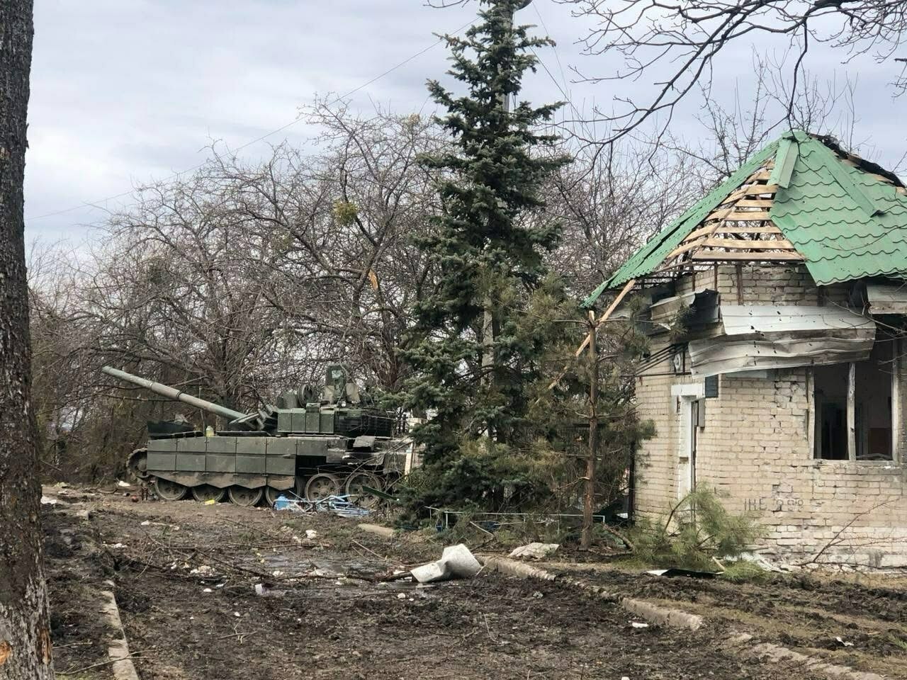 Один з двох російських танків, який стріляв по лікарні Один з двох російських танків, який стріляв по лікарні