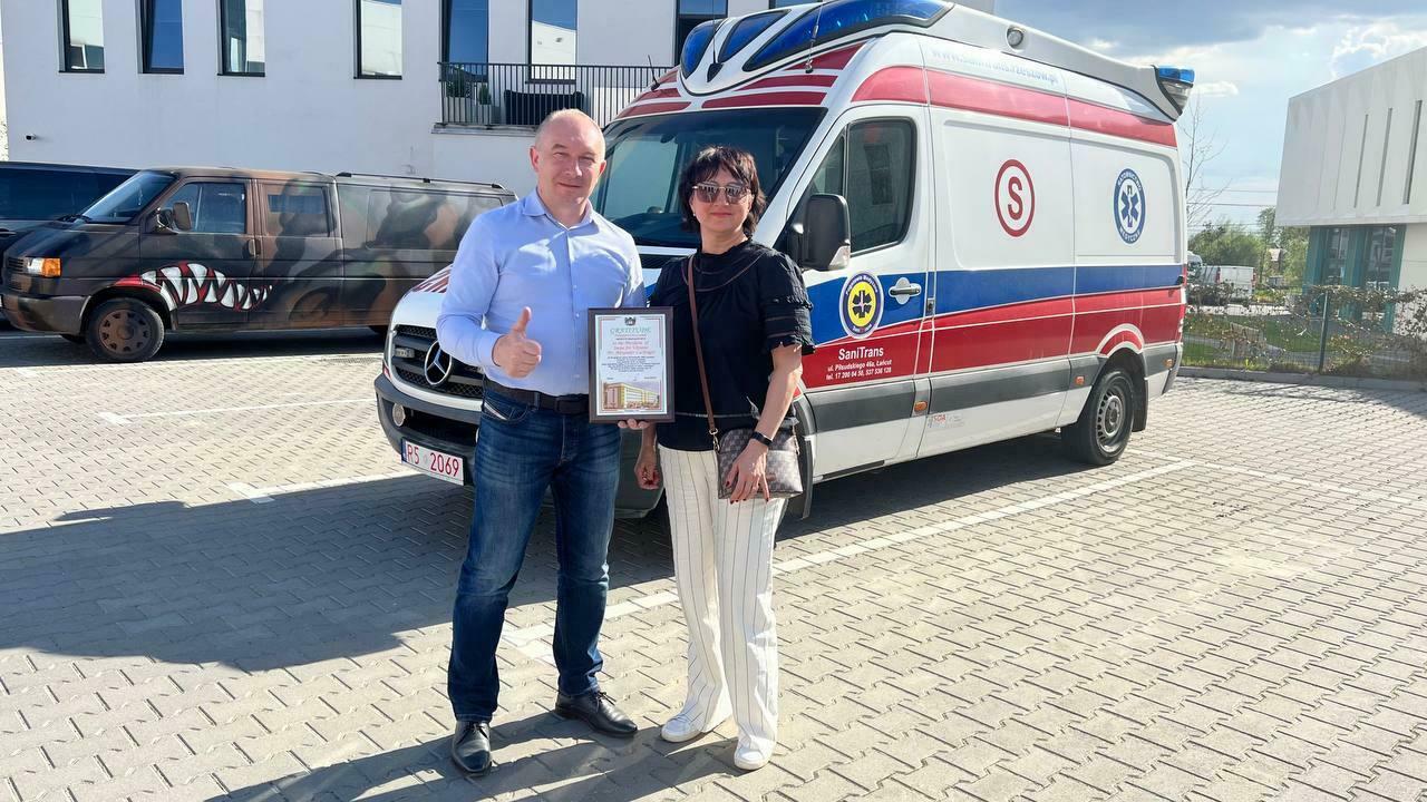 Голова Тростянецької громади Юрій Бова та генеральний директор відновленої лікарні Лілія Гонтар урочисто приймає карету швидкої допомоги від партнера міської ради – швейцарського благочинного фонду Swiss for Ukraine Голова Тростянецької громади Юрій Бова та генеральний директор відновленої лікарні Лілія Гонтар урочисто приймає карету швидкої допомоги від партнера міської ради – швейцарського благочинного фонду Swiss for Ukraine