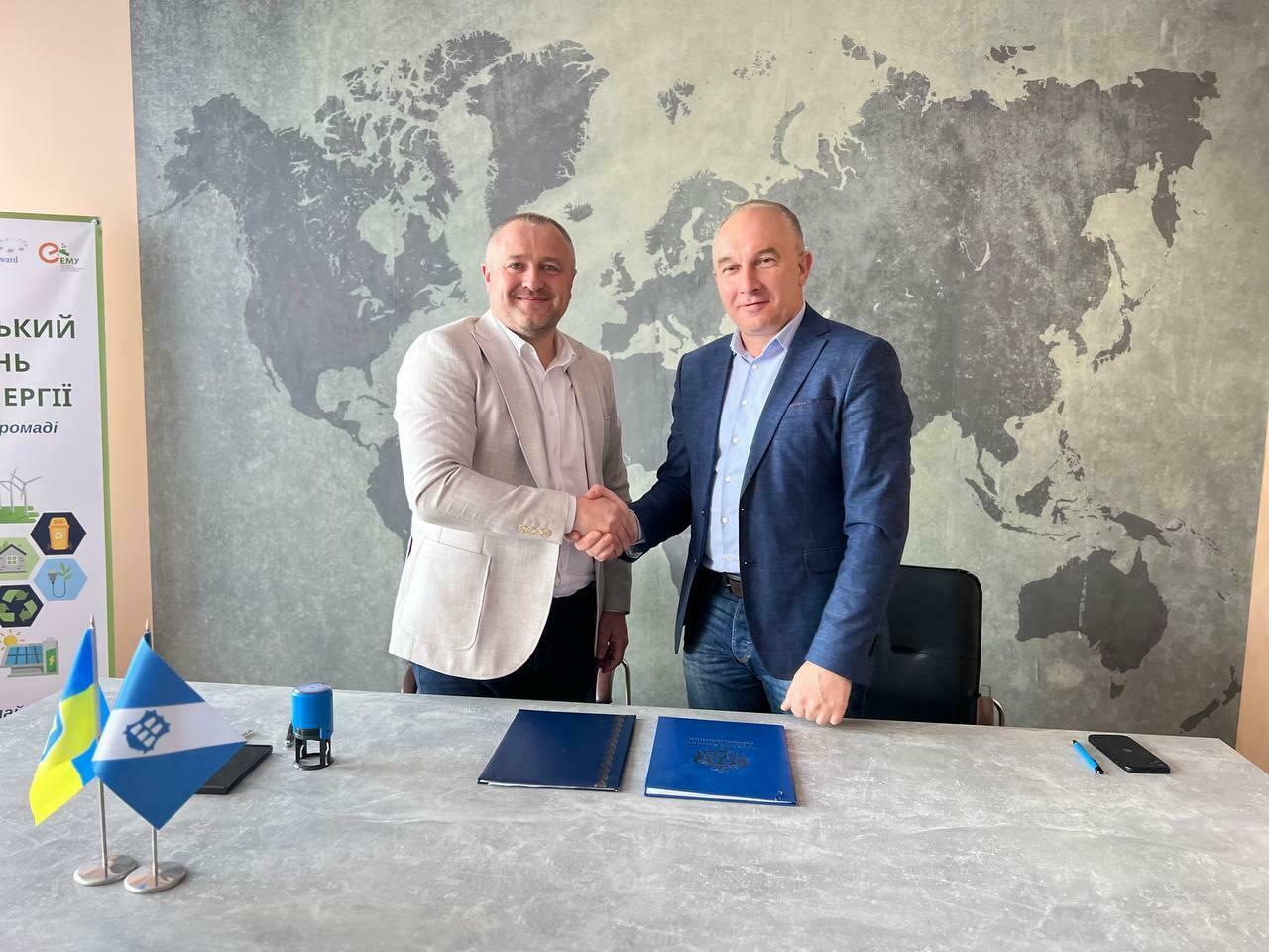 Юрій Бова (праворуч) та голова Долинської громади Івано-Франківської області Іван Дирів під час підписання у Львові меморандуму про співпрацю за проєктом «Пліч-о-Пліч: згуртовані громади» Юрій Бова (праворуч) та голова Долинської громади Івано-Франківської області Іван Дирів під час підписання у Львові меморандуму про співпрацю за проєктом «Пліч-о-Пліч: згуртовані громади»