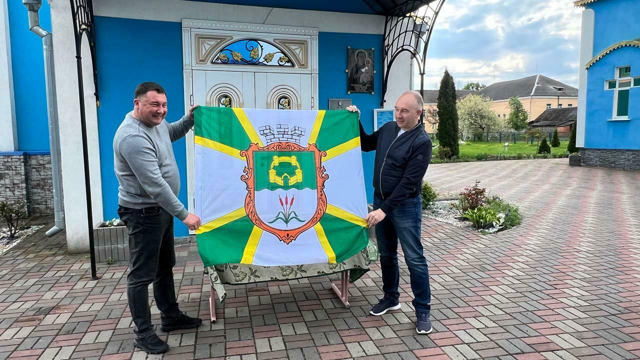 Юрій Бова (праворуч) та Ківерцівський міський голова Олександр Ковальчук з гербом Тростянця – після підписання меморандуму про співпрацю за проєктом «Пліч-о-Пліч: згуртовані громади» Юрій Бова (праворуч) та Ківерцівський міський голова Олександр Ковальчук з гербом Тростянця – після підписання меморандуму про співпрацю за проєктом «Пліч-о-Пліч: згуртовані громади»