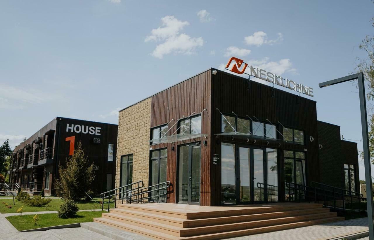 Приміщення колишньої спортивної бази у селі Нескучне, де тепер живуть переселенці Приміщення колишньої спортивної бази у селі Нескучне, де тепер живуть переселенці