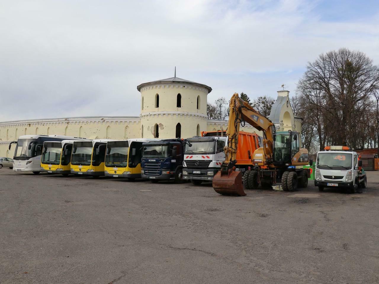 Комунальний транспорт Тростянецької міської ради, наданий їй партнерами, на тлі архітектурної візитівки міста – садиби-манежу XVIII століття «Круглий двір» Комунальний транспорт Тростянецької міської ради, наданий їй партнерами, на тлі архітектурної візитівки міста – садиби-манежу XVIII століття «Круглий двір»