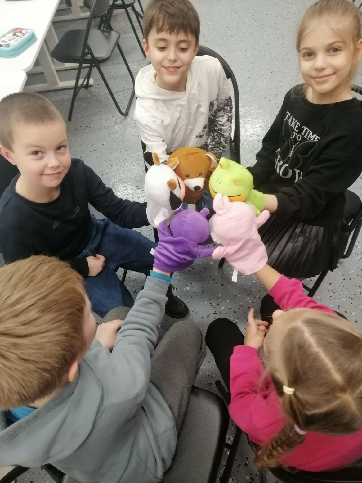 Учні й учениці молодших класів – в укритті