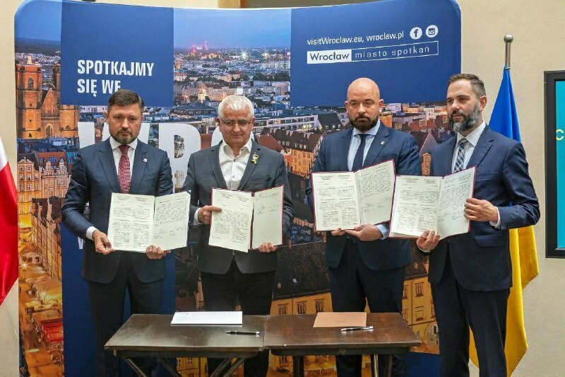 Маріуполь і Вроцлав підписали Маріупольську декларацію справедливості: світ визнає трагедію Маріуполя злочином проти людяності Маріуполь і Вроцлав підписали Маріупольську декларацію справедливості: світ визнає трагедію Маріуполя злочином проти людяності