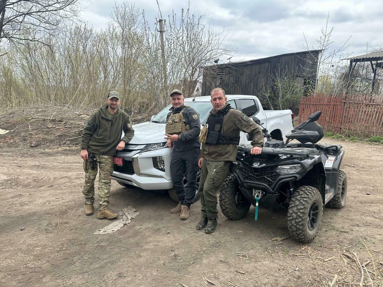 Передача позашляховика та квадроциклу військовим. Зліва направо: командир 20-ї окремої бригади безпілотних систем К-2 Кирило Верес, начальник Сіверської міської військової адміністрації Олексій Воробйов, заступник голови Бахмутської районної державної адміністрації Роман Большаков Передача позашляховика та квадроциклу військовим. Зліва направо: командир 20-ї окремої бригади безпілотних систем К-2 Кирило Верес, начальник Сіверської міської військової адміністрації Олексій Воробйов, заступник голови Бахмутської районної державної адміністрації Роман Большаков