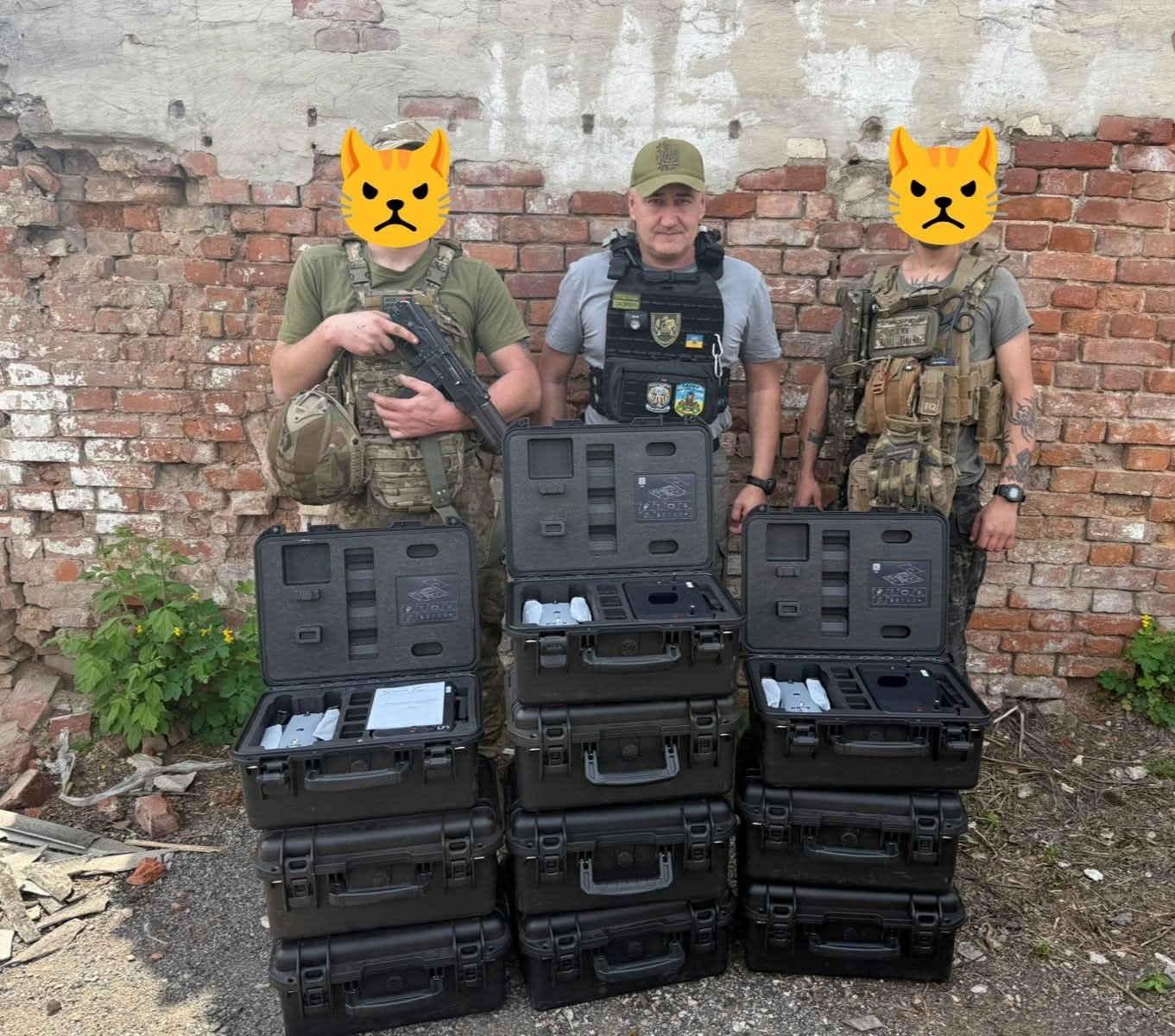 Начальник Сіверської військової адміністрації Олексій Воробйов передає військовим партію дронів Начальник Сіверської військової адміністрації Олексій Воробйов передає військовим партію дронів