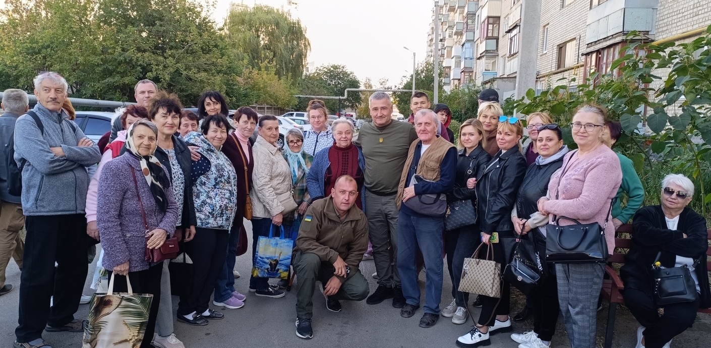 Зустріч із мешканцями Сіверської громади у Харкові – після роздачі їм гуманітарної допомоги. У центрі (стоїть) – начальник Сіверської міської військової адміністрації Олексій Воробйов та (сидить) заступник голови Бахмутської районної державної адміністрації Роман Большаков Зустріч із мешканцями Сіверської громади у Харкові – після роздачі їм гуманітарної допомоги. У центрі (стоїть) – начальник Сіверської міської військової адміністрації Олексій Воробйов та (сидить) заступник голови Бахмутської районної державної адміністрації Роман Большаков