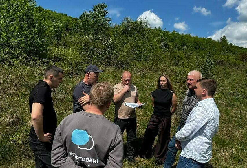 В.о. голови Оноківської сільської ради Євген Лейба (крайній зліва), поруч із ним – начальник Сіверської міської військової адміністрації Олексій Воробйов, всі інші –представники Міністерства розвитку громад та територій України і представники Благодійного фонду "Волонтерський центр Краматорська". В.о. голови Оноківської сільської ради Євген Лейба (крайній зліва), поруч із ним – начальник Сіверської міської військової адміністрації Олексій Воробйов, всі інші –представники Міністерства розвитку громад та територій України і представники Благодійного фонду "Волонтерський центр Краматорська".