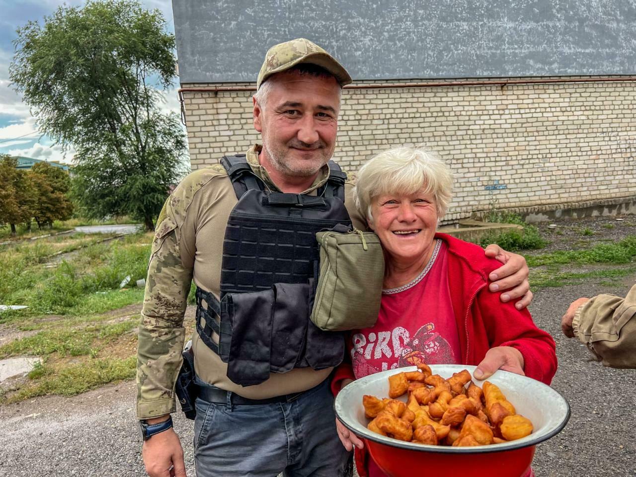 Мешканка Сіверська насмажила верґунів, щоб віддячити Олексію Воробйову за доставку гуманітарної допомоги, фото 2023 року Мешканка Сіверська насмажила верґунів, щоб віддячити Олексію Воробйову за доставку гуманітарної допомоги, фото 2023 року