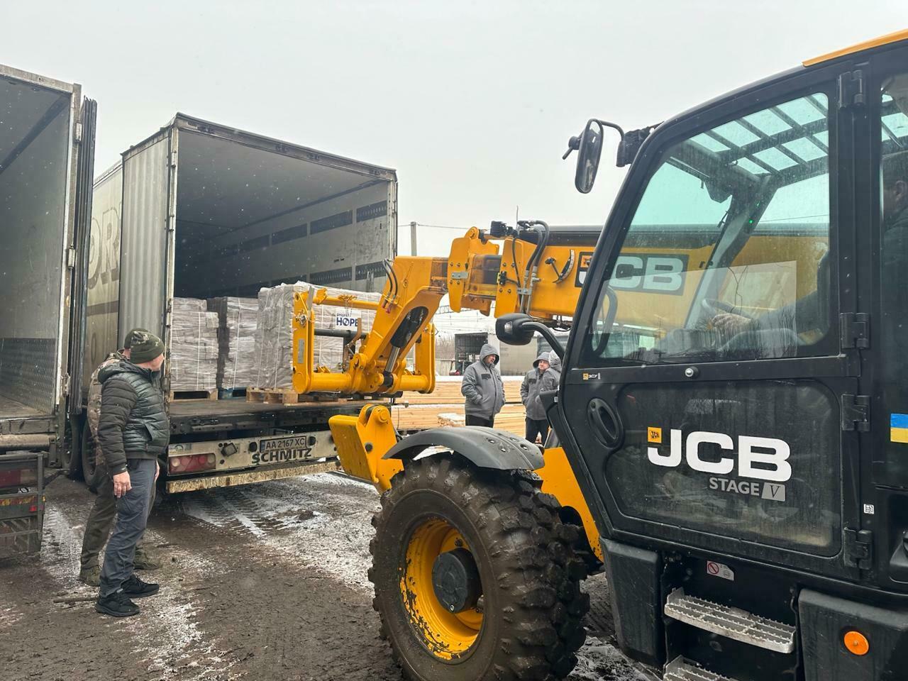 Розвантаження паливних брикетів для мешканців Сіверської громади Розвантаження паливних брикетів для мешканців Сіверської громади