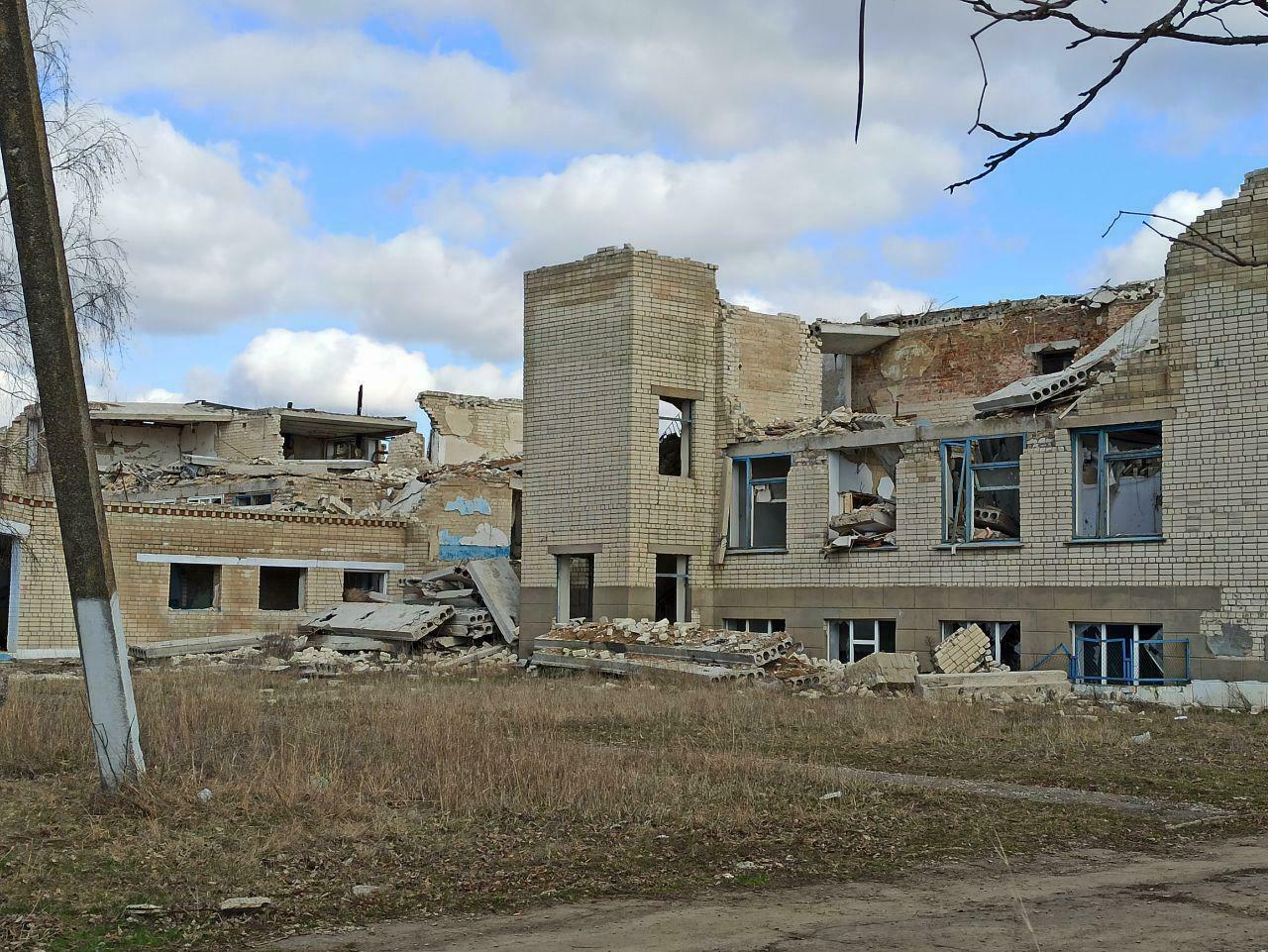 Будівля школи №2 у селі Урожайне Будівля школи №2 у селі Урожайне