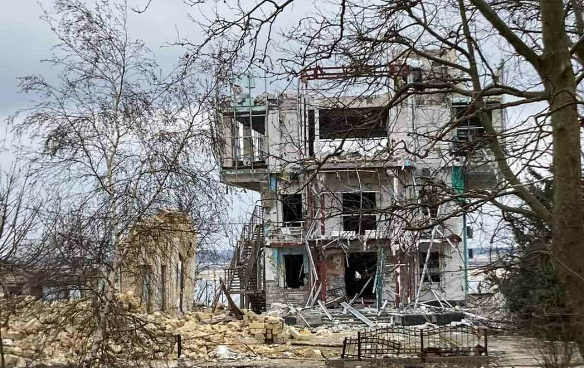 У цьому будинку протягом багатьох років працював Бериславський районний центр зайнятості населення У цьому будинку протягом багатьох років працював Бериславський районний центр зайнятості населення