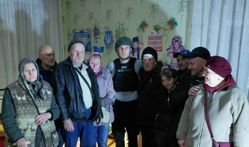 Дев’ятеро мешканців Бериславської громади, яких днями, ризикуючи життям евакуювали з небезпечних районів волонтер Андрій Пєтухов (у центрі) та команда Бериславської міської ради за підтримки саперів 153-ї окремої механізованої бригади Збройних Сил України, котрі розмінували дорогу Дев’ятеро мешканців Бериславської громади, яких днями, ризикуючи життям евакуювали з небезпечних районів волонтер Андрій Пєтухов (у центрі) та команда Бериславської міської ради за підтримки саперів 153-ї окремої механізованої бригади Збройних Сил України, котрі розмінували дорогу