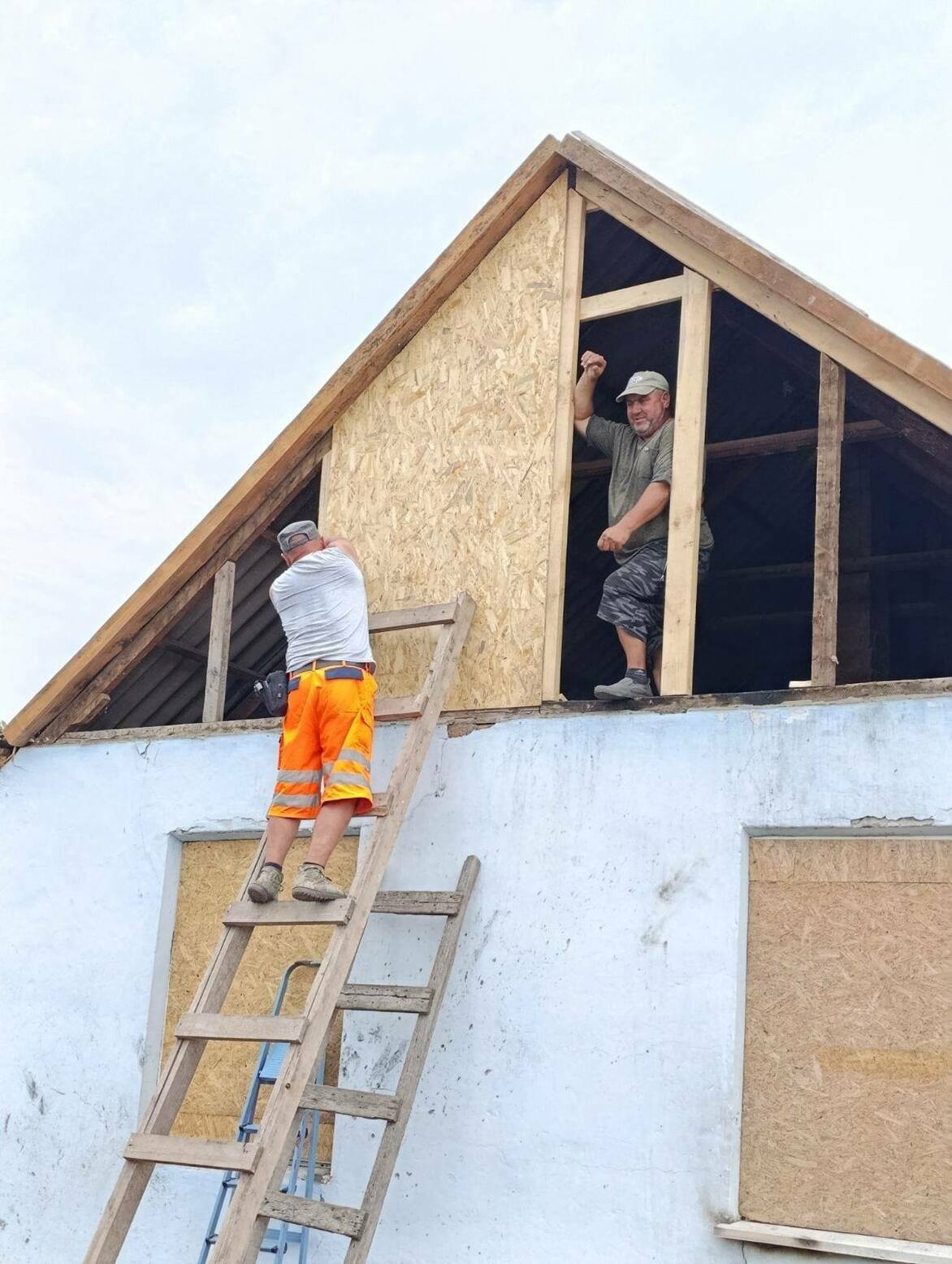 Бериславські комунальники, за сумісництвом працівники Місцевої пожежної охорони, ремонтують дах пошкодженого внаслідок російських обстрілів приватного будинку Бериславські комунальники, за сумісництвом працівники Місцевої пожежної охорони, ремонтують дах пошкодженого внаслідок російських обстрілів приватного будинку