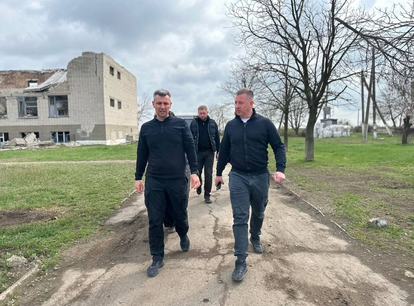 Секретар Рівненської міської ради Віктор Шакирзян (праворуч) та начальник Бериславської військової адміністрації Олександр Алічев у Бериславі. 2024 рік Секретар Рівненської міської ради Віктор Шакирзян (праворуч) та начальник Бериславської військової адміністрації Олександр Алічев у Бериславі. 2024 рік