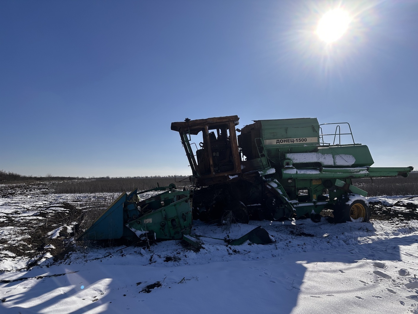 Знищена окупантами сільськогосподарська техніка коло міста Снігурівка Миколаївської області Знищена окупантами сільськогосподарська техніка коло міста Снігурівка Миколаївської області