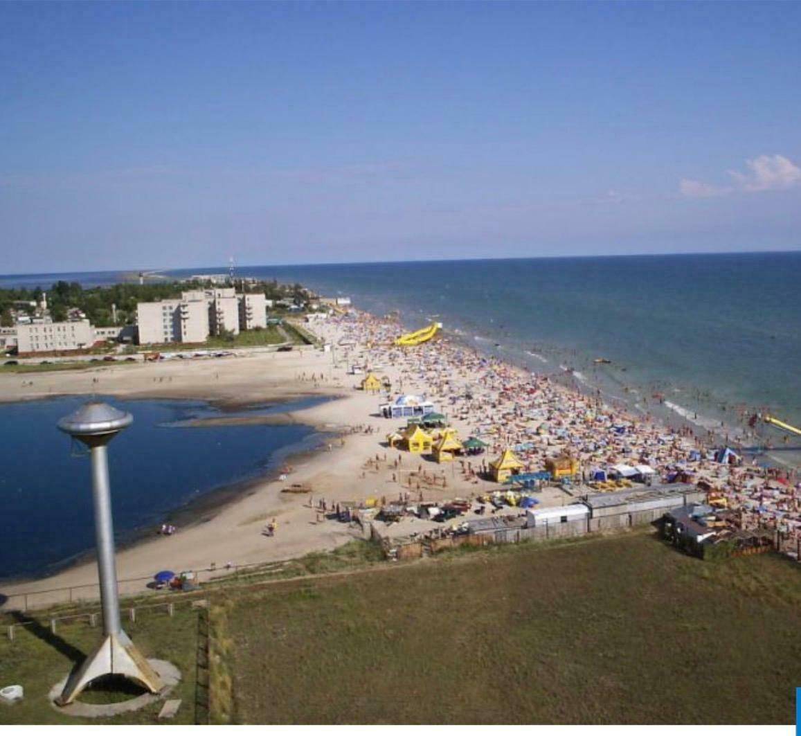 Переповнений пляж Лазурного, літо 2021 року