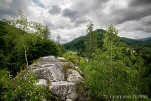 Скеля Камінь Довбуша, село Розтоки, Усть-Путильська громада